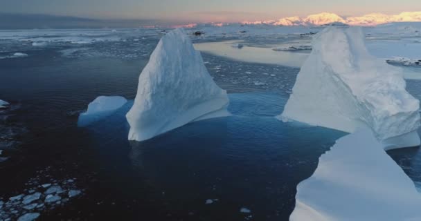 融化的南极冰山使空中全景尽收眼底 冰雪覆盖的冰川漂浮在极地冰冷的海洋上 寒冷的南极冬季风景直升机 融化的冰 气候变化和全球变暖概念 — 图库视频影像