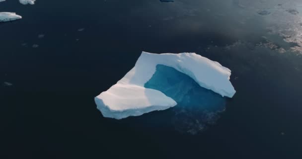 雪盖着融化的冰从冰川崩塌漂移冰冷的极地海洋黑暗的水 全球气候变化 冰山融化 生态系统 无人驾驶飞机飞行全景射击 — 图库视频影像