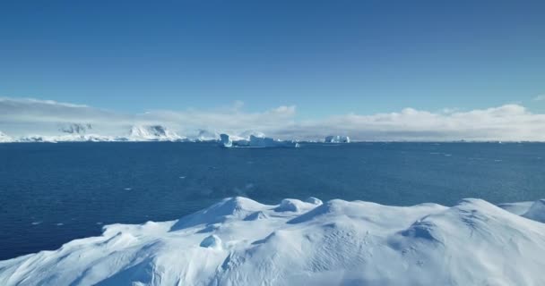 Leť Nad Obrovským Sněhem Pokrytým Ledovcem Plujícím Modrým Oceánem Velký — Stock video