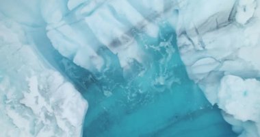 Okyanus dalgaları tarafından yıkanan eriyen buzullar, hava manzarası. Buzul deseni, buz oluşumu, mavi su arkaplanı. Kuzey Kutbu kış manzarası küresel ısınma. Antarktika 'da iklim değişikliği ve eriyen buzdağları