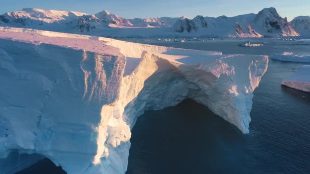 北极落日景观中巨大的令人印象深刻的冰山洞穴 极地自然环境中巨大的高冰川 生态学 融化的冰 气候变化 全球变暖 近距离无人驾驶飞机射击放大 — 图库视频影像