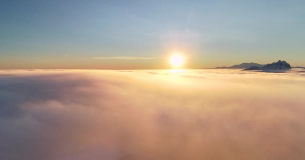 落日的山顶是橙色的云彩 宁静的场景 阳光普照地平线 光线温暖质感 大自然背景完美的风景 空中全景飞行 — 图库视频影像