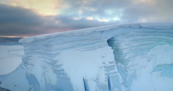 一个巨大的冰川冰墙在日落的南极景观 一个南极冰山的令人震惊的景象 北极的冰环境保护 极地性质的巨大的高冰川 空中无人驾驶飞机全景 — 图库视频影像