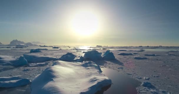 Ijsbevroren Oceaanlandschap Bij Zonsondergang Sneeuw Bedekt Ijsschotsen Zon Reflectie Het — Stockvideo