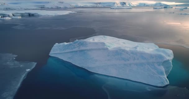 冰山漂浮着雄伟冰封的极地水 周围覆盖着雪山的背景 冬季自然景观 发现南极的美丽 去南极旅行 空中全景 — 图库视频影像