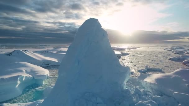 宁静的北极景象 落日的云雾笼罩在雪地之上 覆盖着海湾冰川的形成 背景是冰冻的极地景观 让人叹为观止的自然和谐 轮调360次全景 — 图库视频影像
