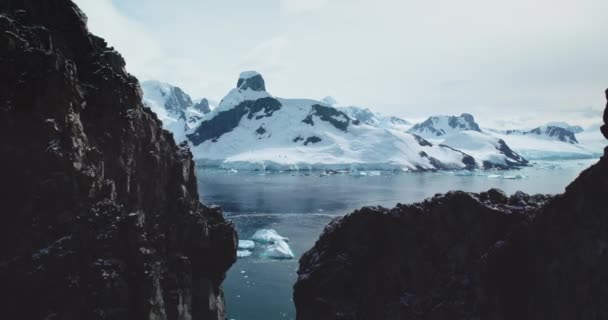 Sněhem Pokryté Hory Ohromující Arktickou Krajinu Tající Ledovce Roztříštěného Ledovce — Stock video