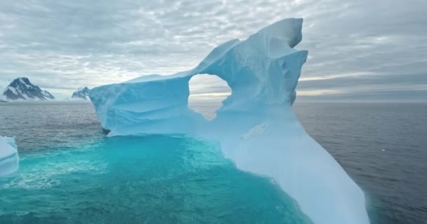 Iceberg Derretendo Gigante Deriva Água Azul Oceano Geleira Alta Enorme — Vídeo de Stock