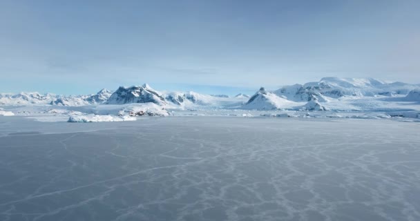 Snöigt Landskap Med Majestätiska Berg Bakgrunden Flyg Över Frusna Polarhavet — Stockvideo