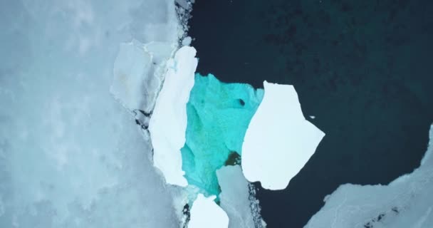 Letecký Pohled Masivní Ledovec Uvízlý Ledovém Oceánu Tající Ledovec Obklopený — Stock video