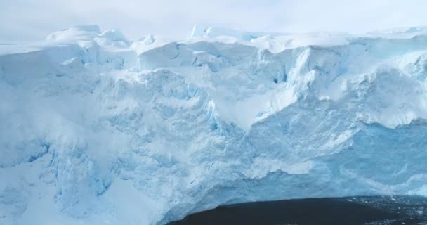 南极洲的巨大冰川 全球变暖 生态和气候变化概念 北极冬季自然景观空中无人机景观 极地海水中漂浮着覆盖着大雪的蓝色冰山塔 — 图库视频影像