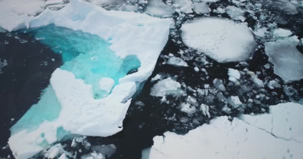 北极的冰漂浮在冰冷的极地海洋上 冰河冰山蓝色水晶球顶部视图 平静的冰川之美被原始的冰山一角环绕着 全球变暖气候变化 空中飞行 — 图库视频影像