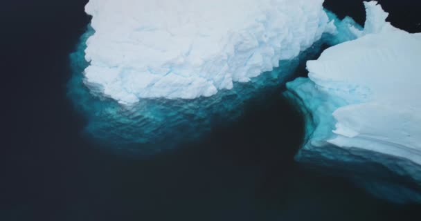 在水下冰 积雪覆盖着冰山漂浮在极地海洋的近处 巨大的自然冰冻形成空中放大拍摄 因全球变暖 气候变化而融化的高耸冰川的自然美 — 图库视频影像