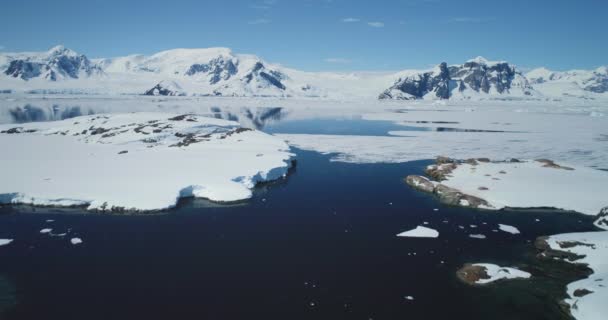 Потрясающий Зимний Пейзаж Арктики Заснеженные Горы Полярный Океан Замерзшая Вода — стоковое видео
