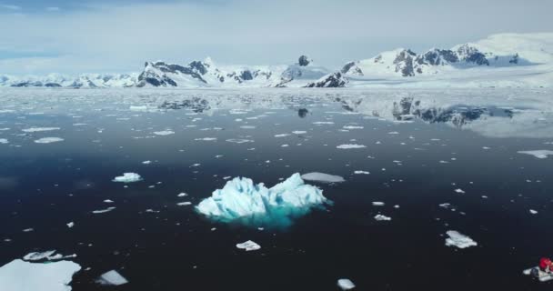 Таяние Льда Большого Ледника Плавающего Антарктическом Океане Заснеженные Горы Отражаются — стоковое видео