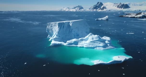 南极融化的冰山漂浮蓝水极地海洋 北极冰天雪地 冰川高耸 晴天蔚蓝 生态学 融化的冰 气候变化 全球变暖 空中无人驾驶飞机全景 — 图库视频影像