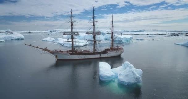 Altmodische Dreimaster Segeljacht Der Antarktis Heitere Arktische Winterlandschaft Eisberge Treiben — Stockvideo