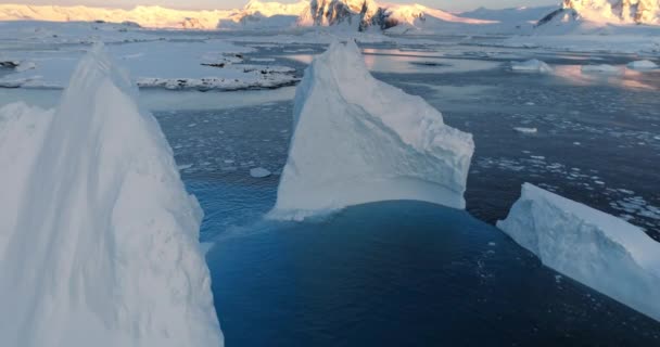 Riesige Hoch Aufragende Eisberge Schmelzen Der Blauen Meeresbucht Arktische Landschaft — Stockvideo