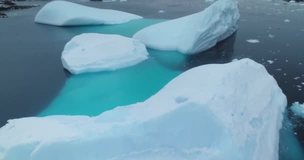 Arktische Eisberge Schmelzen Unterwassereis Treibt Kalten Ozean Antarktis Gletscher Treiben — Stockvideo