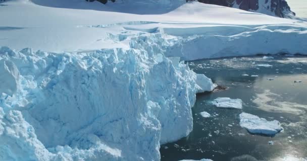 巨大的积雪覆盖了冰川 使无人驾驶飞机的飞行更加频繁 蓝色的冰山漂浮在冰冷的极地海洋上 美丽的南极风景 融化的冰 气候变化和全球变暖概念 — 图库视频影像