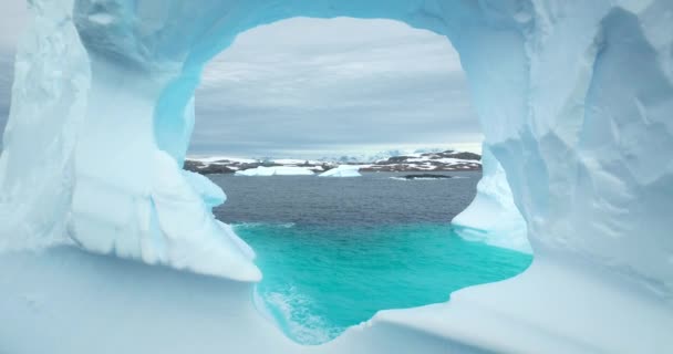 Ogromna Dziura Topniejącej Górze Lodowej Antarktydzie Lot Wewnątrz Zamarzniętej Jaskini — Wideo stockowe