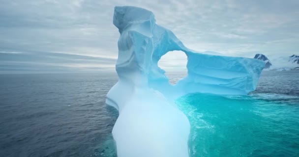Grote Ijsberg Met Gesmolten Gat Drijvende Pooloceaan Grote Gletsjer Ongewone — Stockvideo