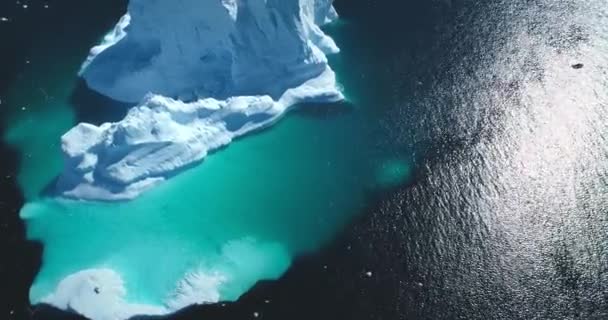 Massive Eisbergschmelze Unterwassereisbildung Türkisfarbener Ozean Schneebedeckte Weiße Und Blaue Gletscher — Stockvideo