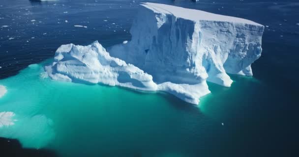 Erstaunliche Antarktis Eisberg Türkisfarbenes Wasser Von Oben Nach Unten Ansicht — Stockvideo