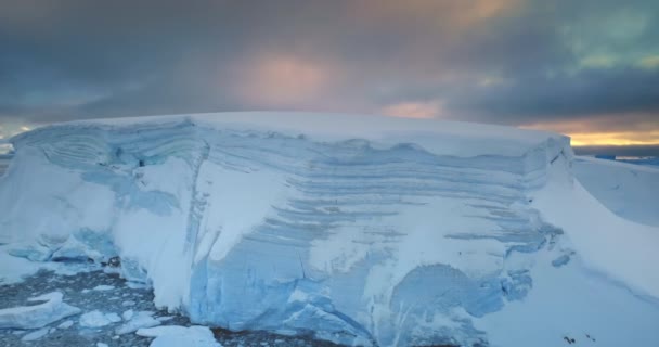 Antarctica Gigantische Blauwe Gletsjer Onder Dramatische Zonsondergang Hemel Sneeuw Bedekt — Stockvideo
