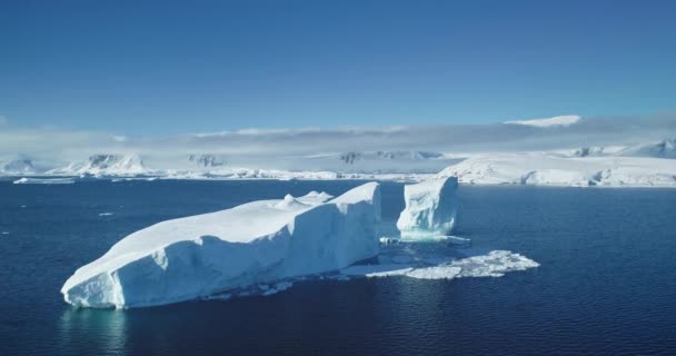 Ogromna Niebieska Góra Lodowa Dryfuje Arktycznym Oceanie Czyste Słoneczne Niebo — Wideo stockowe