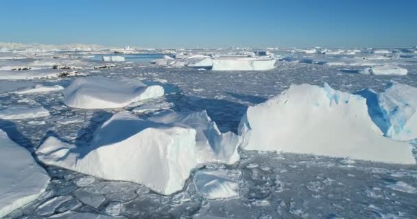 Volar Sobre Invierno Congelado Paisaje Marino Continente Polar Icebergs Hielo — Vídeos de Stock