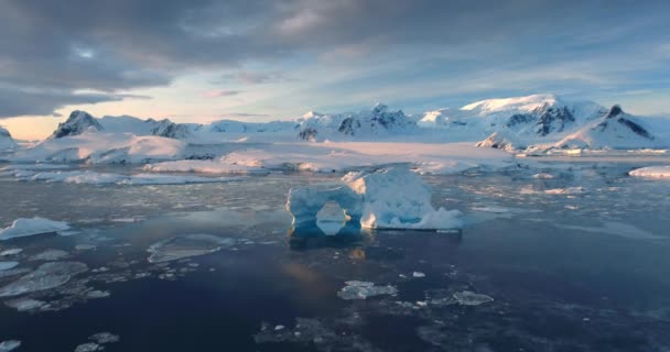 Antártida Aérea Mañana Amanecer Paisaje Antártico Océano Costa Cordillera Naturaleza — Vídeo de stock