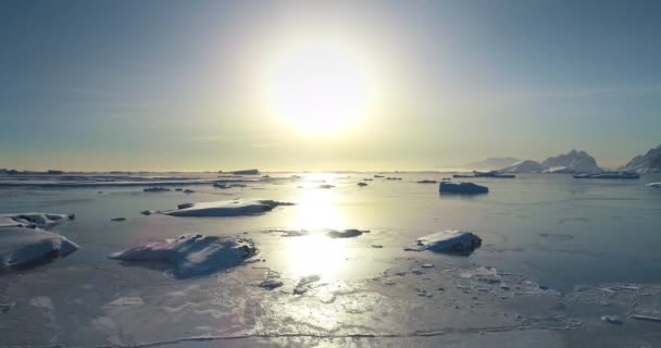 Kutuplardaki Donmuş Okyanus Manzarasının Üzerinde Parlak Güneş Gün Batımında Buz — Stok video