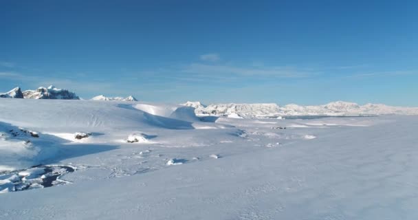 Снег Покрыл Антарктиду Холмами Горами Замерзла Красота Природы Снежный Нетронутый — стоковое видео