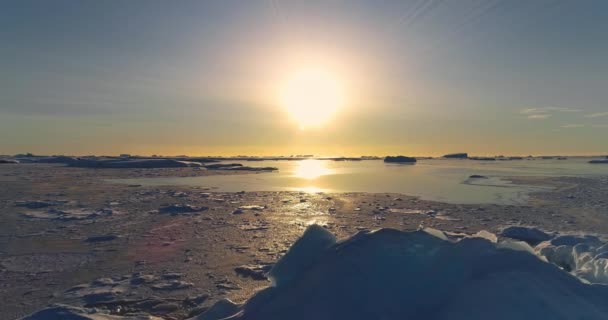 Kleurrijke Zonsondergang Boven Het Arctische Winterlandschap Zon Weerspiegeld Bevroren Oceaanoppervlak — Stockvideo