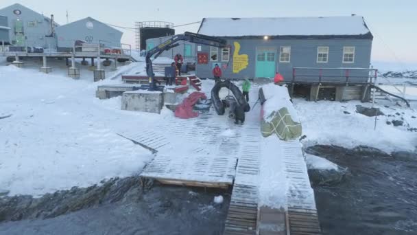 Mensen Werken Pier Van Antarctisch Poolstation Vernadsky Zicht Robotarm Trekt — Stockvideo