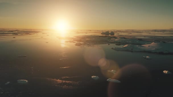 Antártida Atardecer Naranja Deslumbramiento Solar Epic Vista Aérea Drone Vuelo — Vídeo de stock