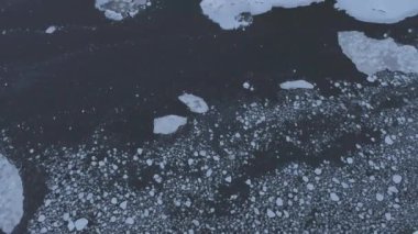 İklim değişikliği. Antarktika Okyanusu Buzdan Buz Suyu Havadan Aşağı Görünümü. Kuzey Kutbu 'nun eriyen buzul yüzeyinin görüntüsüne odaklan. 4K UHD 'de İnsansız Hava Aracı Görüntüsünün Üzerinde Küresel Warmig Kutup Doğası Konsepti