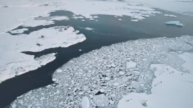 Antarktika buz Dağı havadan yukarıdan aşağıya uçuş görünümü. Donmuş kar kaplı buz Güney Kutbu buzul Float manzara Drone Fly görüntüleri kaydırma vurdu içinde 4 k Uhd