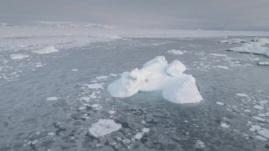 Buz Antarktika buzul buzdağı havadan görünümü vınlamak dışarı erime. Antarktika küstah buz kıyı şeridi okyanus deniz manzarası. Kar kutup yaban hayatı doğa. İklim değişikliği kavramı Drone uçuş görüntüleri vurdu içinde 4 k Uhd