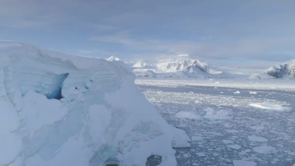 Cueva Hielo Azul Glaciar Blanco Península Antártica Primer Plano Disparo — Vídeos de Stock