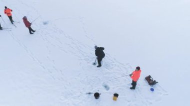 BATI ANTARCTİKA - No 5 2017: Balıkçı buzda balık yakalar. Antarktika 'da havadan çekim