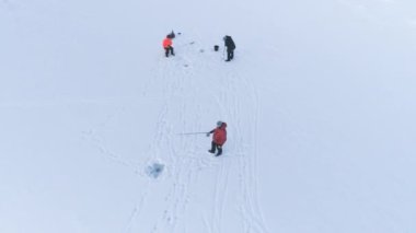 BATI ANTARCTİKA - No 5 2017: Balıkçı buzda balık yakalar. Antarktika 'da havadan çekim