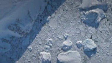 Hava uçuş bitti Antarktika Ocean, buzdağları. Donmuş su üstünde güneş ışıkları. Soğuk okyanusta yüzen buz parçaları. Beyaz kutup manzara parlak günbatımında. Antarktika kıtası. 4k görüntüleri.