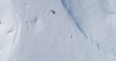 Klasik Kar Gezgini Kar Yüzeyi. Havadan İzleme Görüntüsü. Antarktika 'ya Ski-doo Seyahat Gezisi Buz Kaplı Topraklar. 4K UHD 'de Kutup Aşırı Aktivitesi İHA Görünümü Görüntüsü