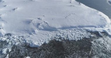 Antarktika okyanus kıyısında deniz manzarası hava uçuş görünümü. Kuzey Antarktika açık su Buzulu yüzey Özeti. Küresel ısınma doğa kavramı dron görüntüleri vurdu içinde 4 k Uhd