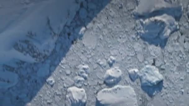 空中飛行以上南極海 冷凍水の上太陽の光 冷たい海に浮かんでいる氷片 明るい夕暮れ白ポーラー ランドス ケープ 南極大陸 — ストック動画