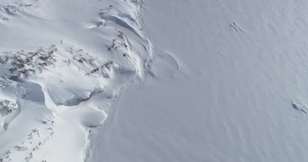 南极洲冬季雪山鸟图 寒冷美丽的冰覆盖自然景观 北极阳光早晨无人机飞行自上而下的画面拍摄在 Uhd — 图库视频影像