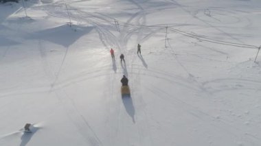 Antarktika Majestic Peyzaj 'da kar aracı üç kayakçıyı çekiyor. Kar Kışı Antarktika Seferi 'nde Kayak Sürücüsü' nün İHA Uçuş İzleme Çekimi. İzlanda 'da Aşırı Adrenalin Yaşam Tarzı