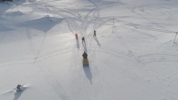 Skuter Śnieżny Wyciągnij Trzech Narciarzy Antarktydzie Majestatyczny Krajobraz Drone Flight — Wideo stockowe